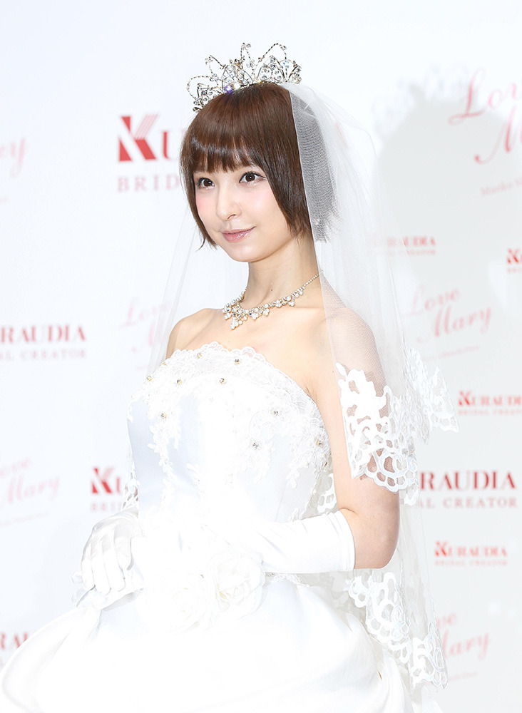 ウェディングドレスを着る元AKB48の篠田麻里子