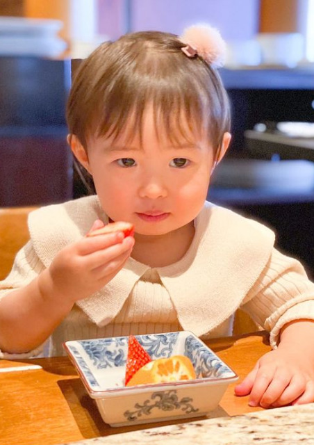 篠田麻里子の娘、めいちゃんイチゴを食べる