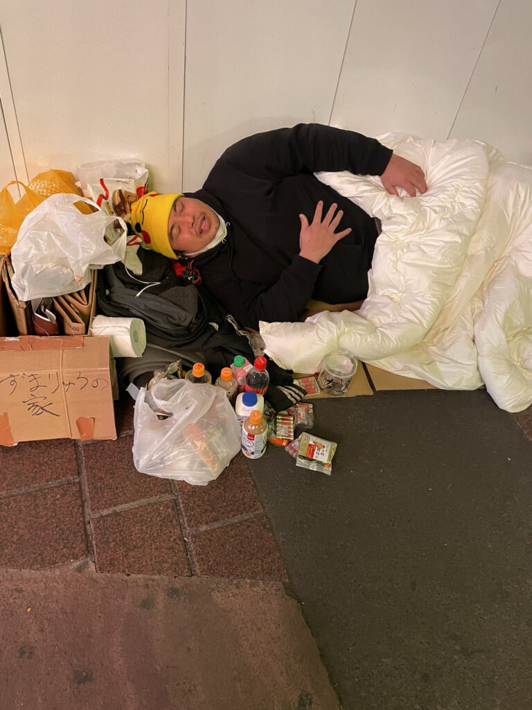 路上生活をするへずまりゅう