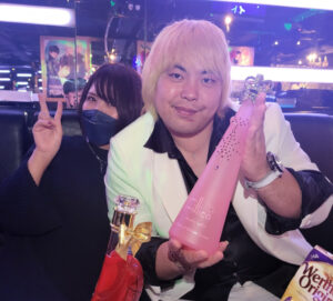 ホストのへずまりゅうのためにシャンパンをいれる嫁のしいちゃん