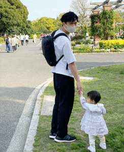 娘のめいちゃんを連れて家を出た高橋勇太さんの、娘とのツーショット