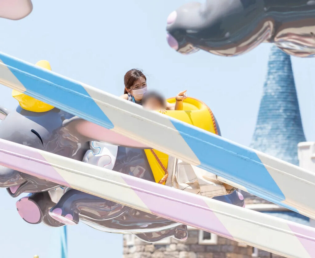 福原愛さんと日本で生活中の長男こうくんがディズニーランドの空飛ぶダンボで遊ぶ写真