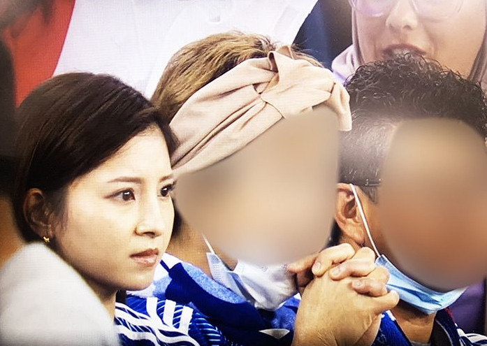 W杯の現地カタールで堂安律を応援する彼女の明松美玖さん