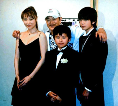 千葉真一さんと子供の新田真剣佑さんと眞栄田郷敦さん真瀬樹里さんの家族写真