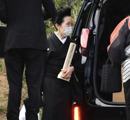 千葉真一さんの葬儀に参列する新田真剣佑さんと眞栄田郷敦さんの母親の前田玉美さん